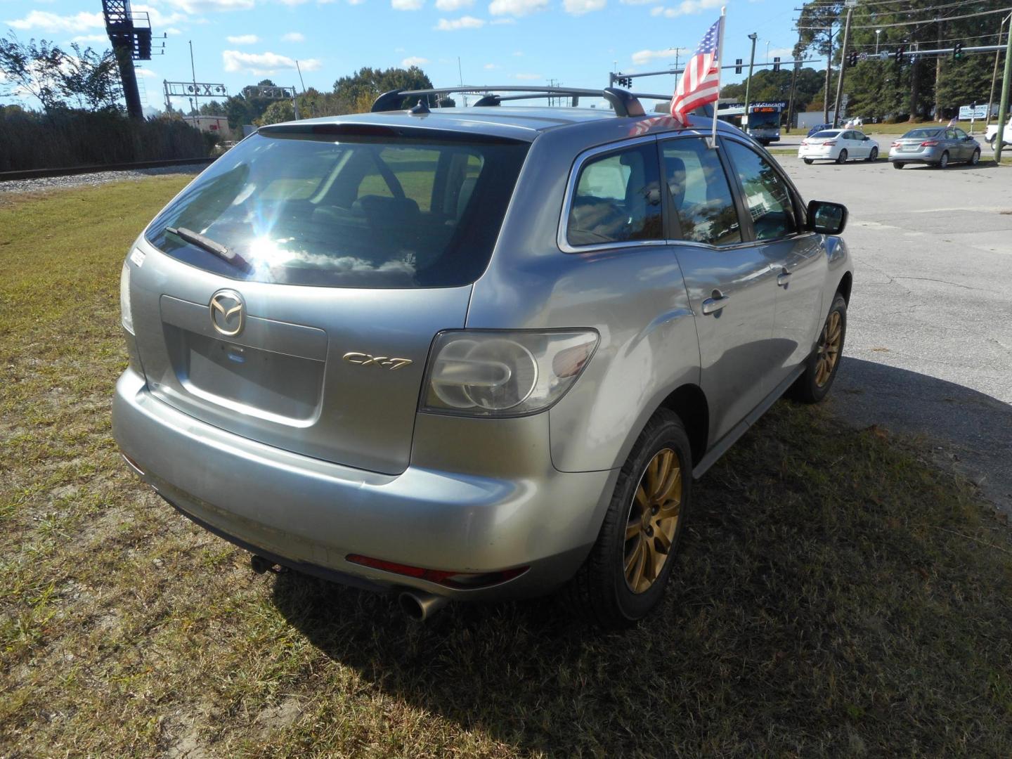 2010 Silver Mazda CX-7 I Sport (JM3ER2WM8A0) with an 2.5L L4 DOHC 16V engine, 5-Speed Automatic transmission, located at 2553 Airline Blvd, Portsmouth, VA, 23701, (757) 488-8331, 36.813889, -76.357597 - Photo#5