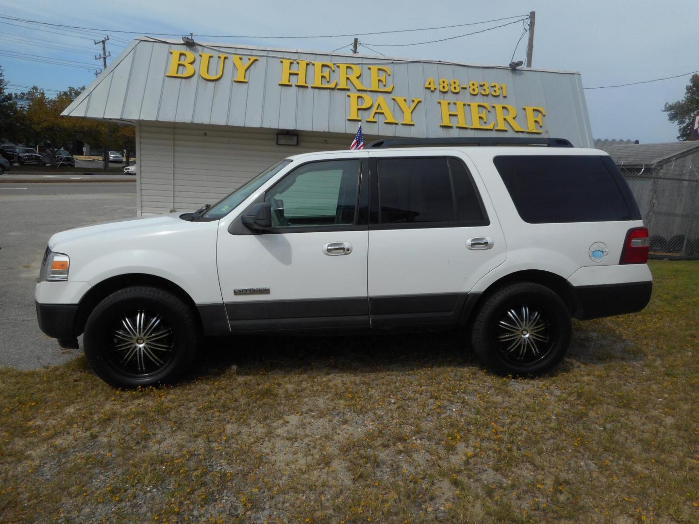 2007 White Ford Expedition XLT 4WD (1FMFU16537L) with an 5.4L V8 SOHC 16V engine, 6-Speed Automatic Overdrive transmission, located at 2553 Airline Blvd, Portsmouth, VA, 23701, (757) 488-8331, 36.813889, -76.357597 - **VEHICLE TERMS*** Down Payment: $1499 Weekly Payment: $65 APR: 23.9% Repayment Terms: 24 Months ***CALL 757-488-8331 TO SCHEDULE YOUR APPOINTMENT TODAY AND GET PRE-APPROVED RIGHT OVER THE PHONE*** - Photo#1