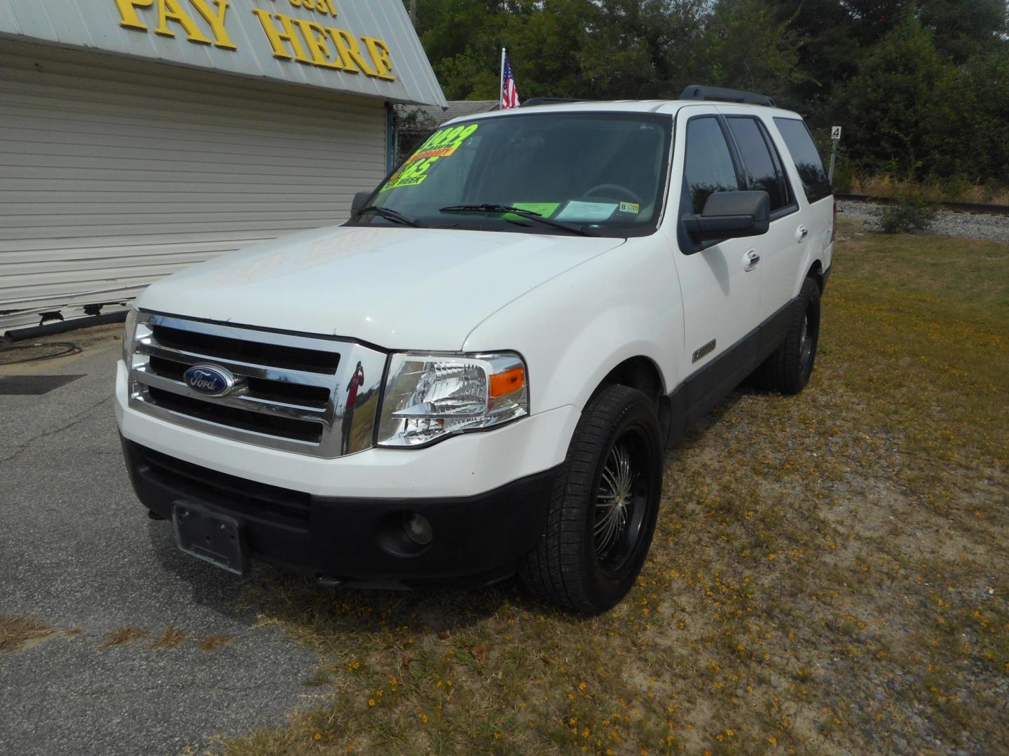 2007 White Ford Expedition XLT 4WD (1FMFU16537L) with an 5.4L V8 SOHC 16V engine, 6-Speed Automatic Overdrive transmission, located at 2553 Airline Blvd, Portsmouth, VA, 23701, (757) 488-8331, 36.813889, -76.357597 - **VEHICLE TERMS*** Down Payment: $1499 Weekly Payment: $65 APR: 23.9% Repayment Terms: 24 Months ***CALL 757-488-8331 TO SCHEDULE YOUR APPOINTMENT TODAY AND GET PRE-APPROVED RIGHT OVER THE PHONE*** - Photo#2