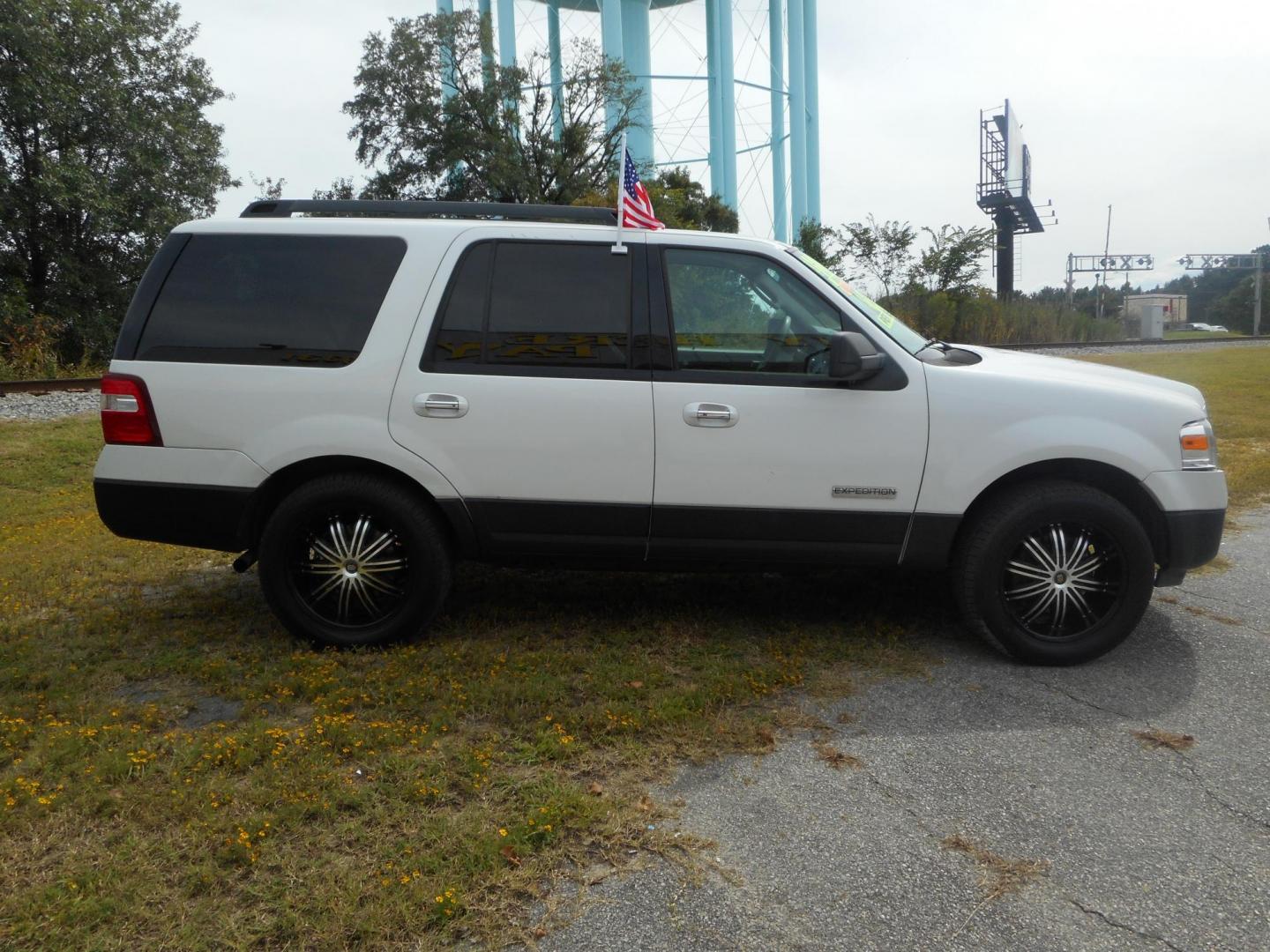 2007 White Ford Expedition XLT 4WD (1FMFU16537L) with an 5.4L V8 SOHC 16V engine, 6-Speed Automatic Overdrive transmission, located at 2553 Airline Blvd, Portsmouth, VA, 23701, (757) 488-8331, 36.813889, -76.357597 - **VEHICLE TERMS*** Down Payment: $1499 Weekly Payment: $65 APR: 23.9% Repayment Terms: 24 Months ***CALL 757-488-8331 TO SCHEDULE YOUR APPOINTMENT TODAY AND GET PRE-APPROVED RIGHT OVER THE PHONE*** - Photo#3