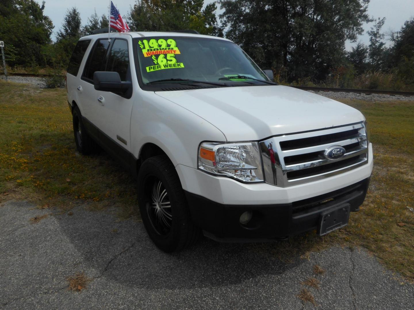 2007 White Ford Expedition XLT 4WD (1FMFU16537L) with an 5.4L V8 SOHC 16V engine, 6-Speed Automatic Overdrive transmission, located at 2553 Airline Blvd, Portsmouth, VA, 23701, (757) 488-8331, 36.813889, -76.357597 - **VEHICLE TERMS*** Down Payment: $1499 Weekly Payment: $65 APR: 23.9% Repayment Terms: 24 Months ***CALL 757-488-8331 TO SCHEDULE YOUR APPOINTMENT TODAY AND GET PRE-APPROVED RIGHT OVER THE PHONE*** - Photo#4