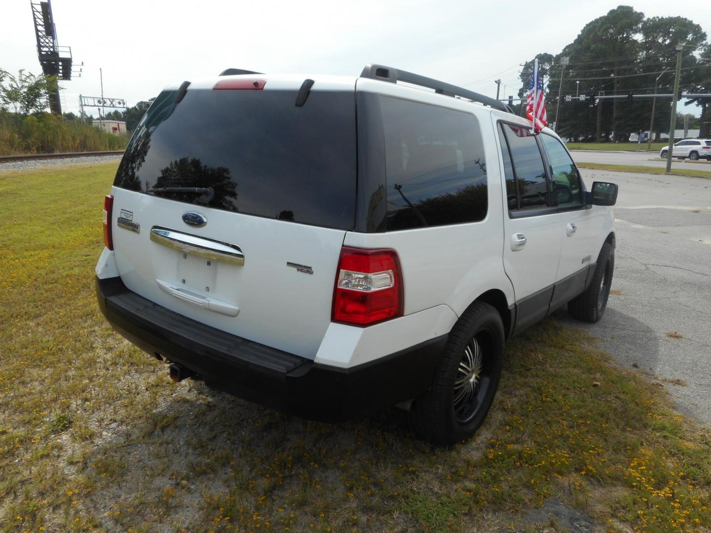 2007 White Ford Expedition XLT 4WD (1FMFU16537L) with an 5.4L V8 SOHC 16V engine, 6-Speed Automatic Overdrive transmission, located at 2553 Airline Blvd, Portsmouth, VA, 23701, (757) 488-8331, 36.813889, -76.357597 - **VEHICLE TERMS*** Down Payment: $1499 Weekly Payment: $65 APR: 23.9% Repayment Terms: 24 Months ***CALL 757-488-8331 TO SCHEDULE YOUR APPOINTMENT TODAY AND GET PRE-APPROVED RIGHT OVER THE PHONE*** - Photo#5