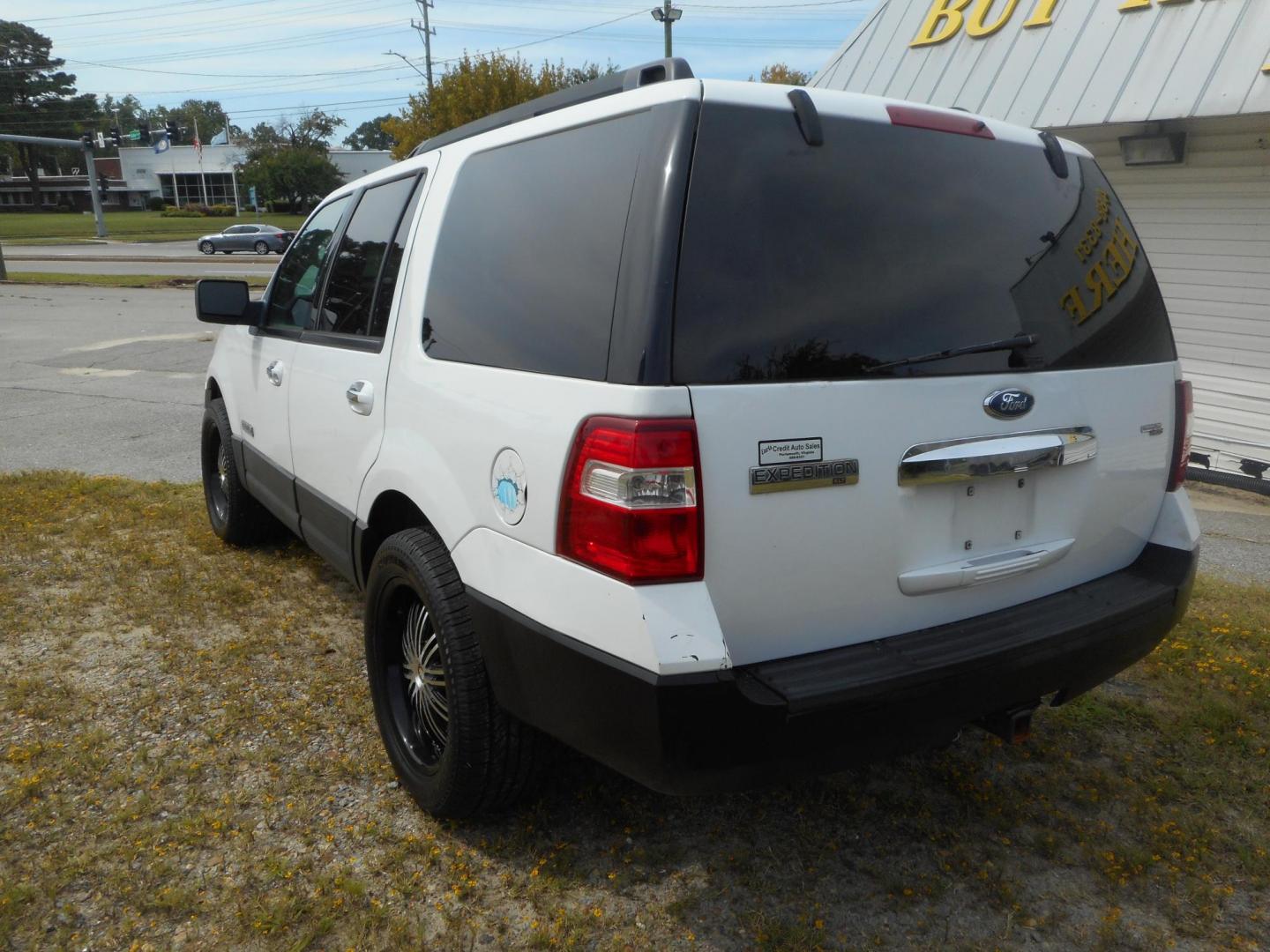 2007 White Ford Expedition XLT 4WD (1FMFU16537L) with an 5.4L V8 SOHC 16V engine, 6-Speed Automatic Overdrive transmission, located at 2553 Airline Blvd, Portsmouth, VA, 23701, (757) 488-8331, 36.813889, -76.357597 - **VEHICLE TERMS*** Down Payment: $1499 Weekly Payment: $65 APR: 23.9% Repayment Terms: 24 Months ***CALL 757-488-8331 TO SCHEDULE YOUR APPOINTMENT TODAY AND GET PRE-APPROVED RIGHT OVER THE PHONE*** - Photo#6