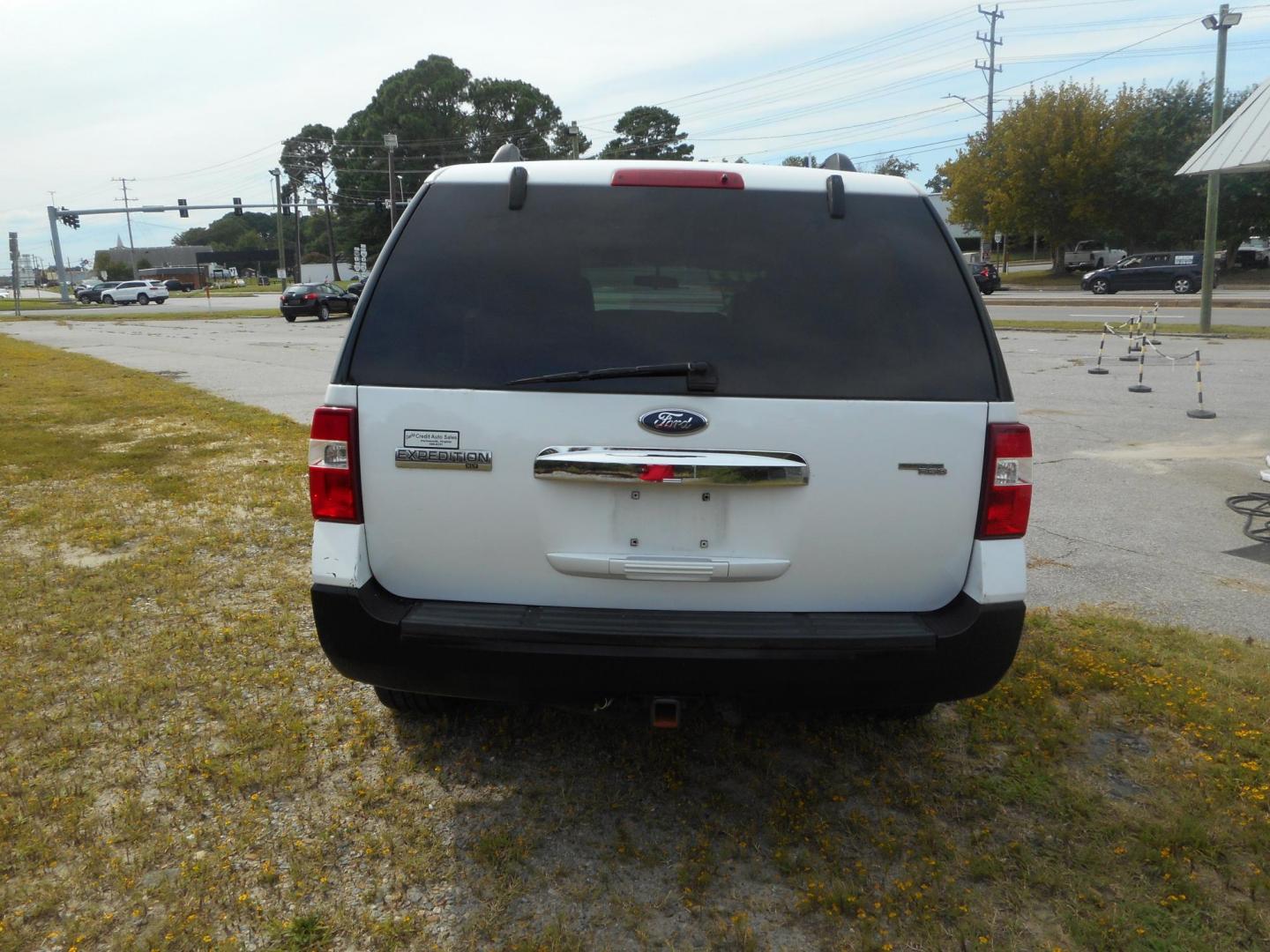 2007 White Ford Expedition XLT 4WD (1FMFU16537L) with an 5.4L V8 SOHC 16V engine, 6-Speed Automatic Overdrive transmission, located at 2553 Airline Blvd, Portsmouth, VA, 23701, (757) 488-8331, 36.813889, -76.357597 - **VEHICLE TERMS*** Down Payment: $1499 Weekly Payment: $65 APR: 23.9% Repayment Terms: 24 Months ***CALL 757-488-8331 TO SCHEDULE YOUR APPOINTMENT TODAY AND GET PRE-APPROVED RIGHT OVER THE PHONE*** - Photo#7