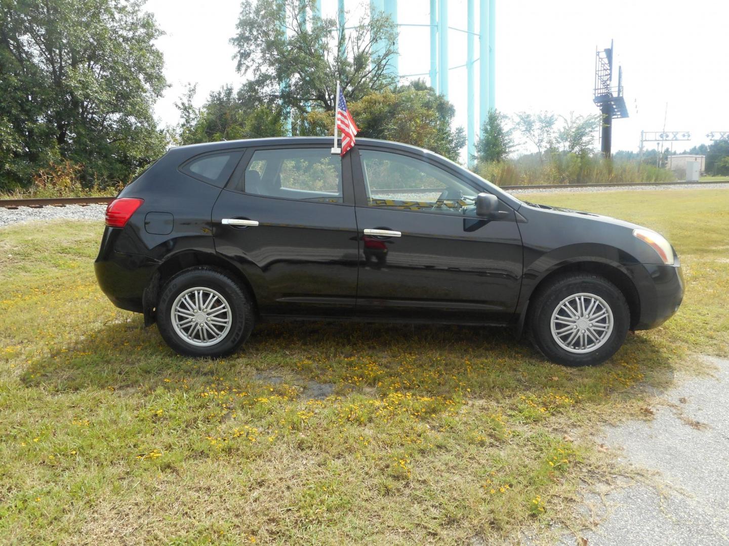 2010 Black Nissan Rogue S 2WD (JN8AS5MTXAW) with an 2.5L L4 DOHC 16V engine, CVT transmission, located at 2553 Airline Blvd, Portsmouth, VA, 23701, (757) 488-8331, 36.813889, -76.357597 - Photo#4