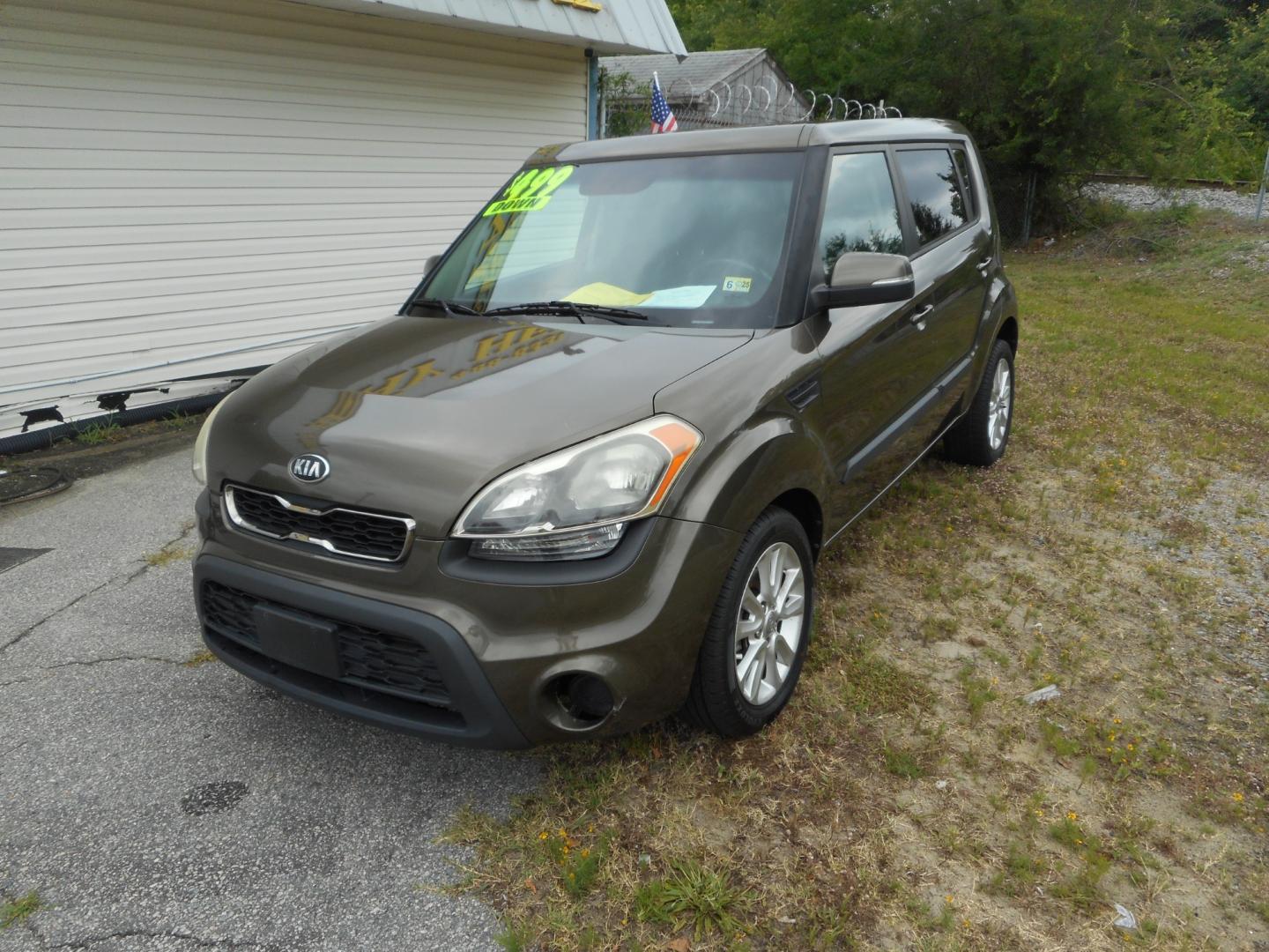 2013 Green Kia Soul (KNDJT2A6XD7) , located at 2553 Airline Blvd, Portsmouth, VA, 23701, (757) 488-8331, 36.813889, -76.357597 - ***VEHICLE TERMS*** Down Payment: $499 Weekly Payment: $100 APR: 23.9% Repayment Terms: 42 Months *** CALL ELIZABETH @ 757-488-8331 TO SCHEDULE YOUR APPOINTMENT TODAY AND GET PRE-APPROVED RIGHT OVER THE PHONE*** - Photo#1