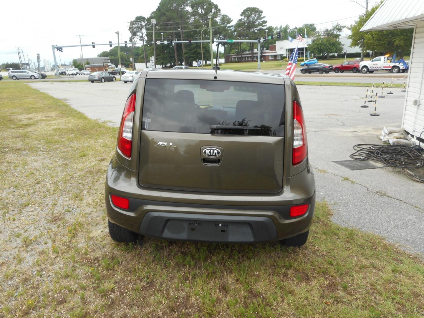 2013 Green Kia Soul (KNDJT2A6XD7) , located at 2553 Airline Blvd, Portsmouth, VA, 23701, (757) 488-8331, 36.813889, -76.357597 - ***VEHICLE TERMS*** Down Payment: $499 Weekly Payment: $100 APR: 23.9% Repayment Terms: 42 Months *** CALL ELIZABETH @ 757-488-8331 TO SCHEDULE YOUR APPOINTMENT TODAY AND GET PRE-APPROVED RIGHT OVER THE PHONE*** - Photo#6