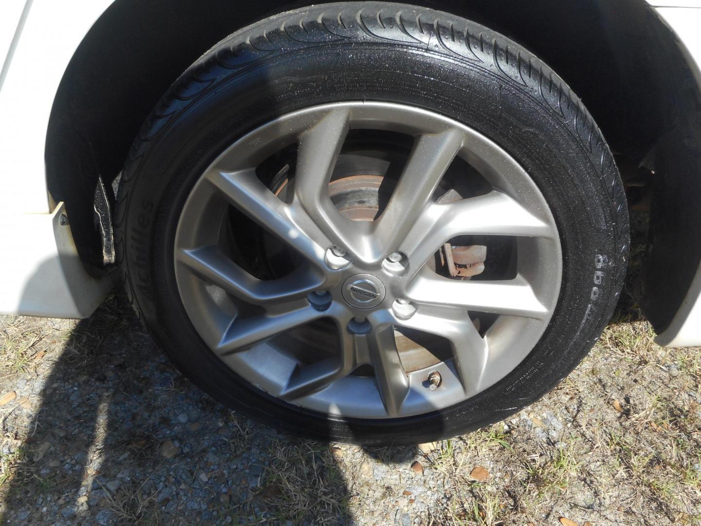 2013 Nissan Sentra S 6MT (3N1AB7AP3DL) with an 2.0L L4 DOHC 16V engine, 6-Speed Manual transmission, located at 2553 Airline Blvd, Portsmouth, VA, 23701, (757) 488-8331, 36.813889, -76.357597 - Down Payment: $899 Weekly Payment: $90 APR: 23.9% Repayment Terms: 42 Months ***CALL ELIZABETH SMITH - DIRECTOR OF MARKETING @ 757-488-8331 TO SCHEDULE YOUR APPOINTMENT TODAY AND GET PRE-APPROVED RIGHT OVER THE PHONE*** - Photo#8